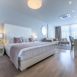 Apartments & Rooms Preelook